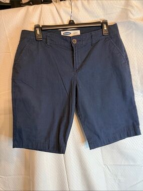 Old Navy Bermuda Navy shorts in a size 6